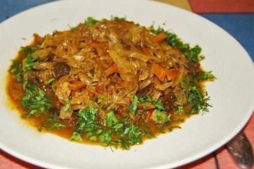 Тушеная капуста с мясом и грибами.