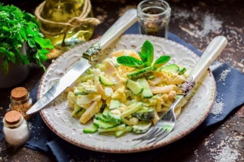 Салат с кальмаром и сметаной.