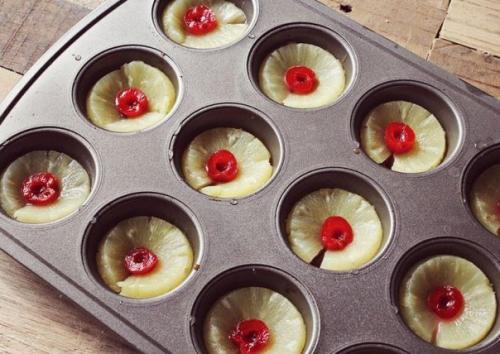 Простой рецепт обалденых маффинов с ананасом и вишней. 01