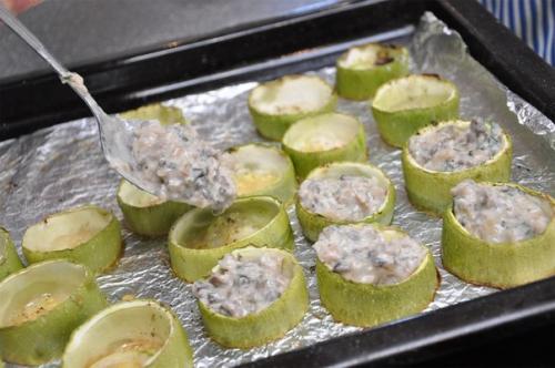 Грибной жульен в кокотнице из кабачка. 05