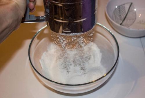 Плюшки с черникой под лимонной глазурью. 01