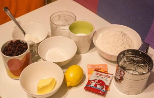 Плюшки с черникой под лимонной глазурью.