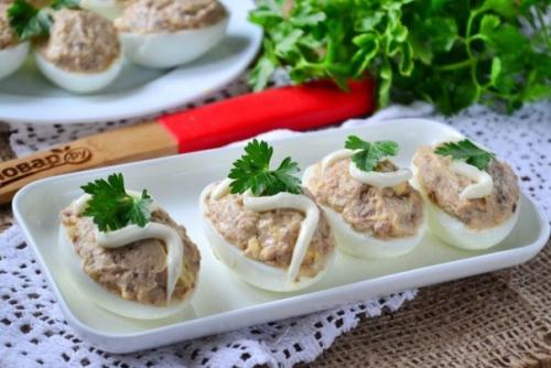 Яйца, фаршированные рыбными консервами.