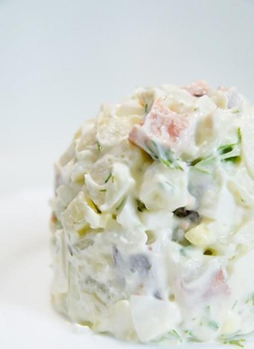 Салат из Картофеля с Копченной Горбушей и Маринованным Луком.