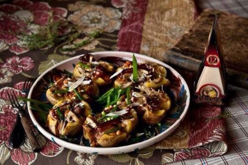 Картофель, фаршированный фасолью, грибами и сыром.