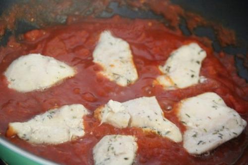 Куриная грудка с помидорами на сковороде. 06