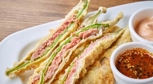 Мясные перцы в омлете.
