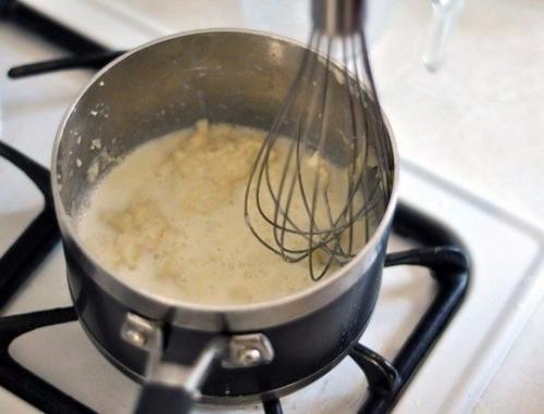 Соус Бешамель.   Во Франции бешамель - один из четырех основных соусов, которые называют материнскими; от них происходят все остальные соусы. 07