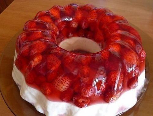 Земляничное желе с ванильным кремом.