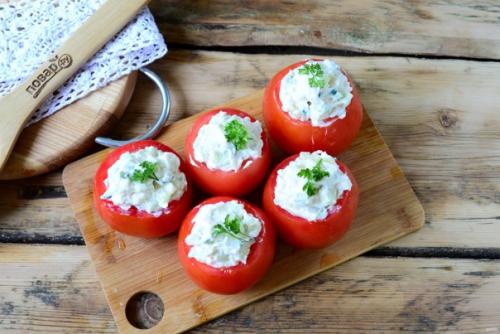 Помидоры, фаршированные сыром и огурцами. 05