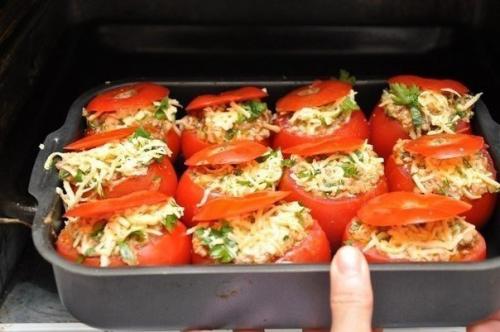 Фаршированные помидоры.

10-12 Спелых помидоров, 300 г мясного фарша, 2 луковицы, 3 зубка чеснока, 350 г грибов, 150-200 г тертого сыра, 1 ст.  