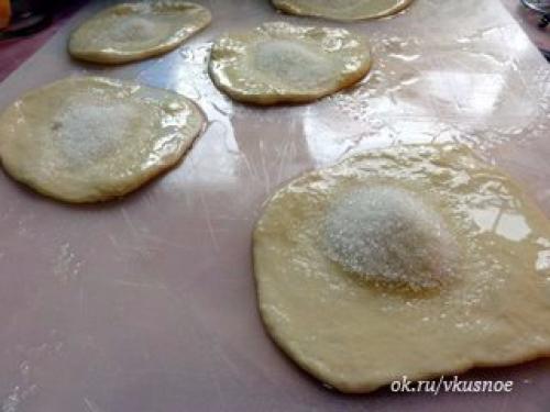 Плюшка сахарная.  Ингридиенты (на 10 штук: 02