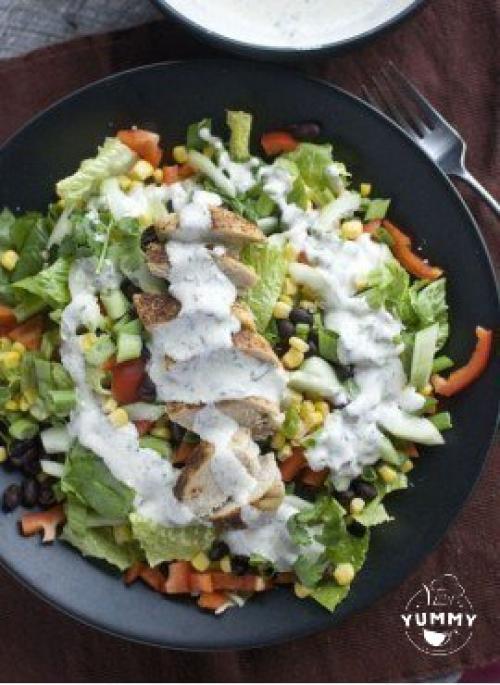 Салат американский с курицей.