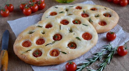 Фокачча с Черри и розмарином.