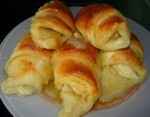 Слойки с яблоками.