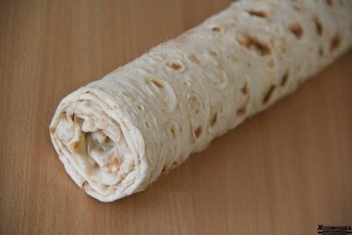 Рулет из лаваша с крабовыми палочками и огурцом. 05