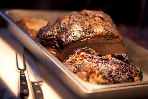 Ростбиф.   Ростбиф - это большой кусок отборной говядины, запечённый до румяной корочки снаружи, с сочной нежной мякотью внутри.