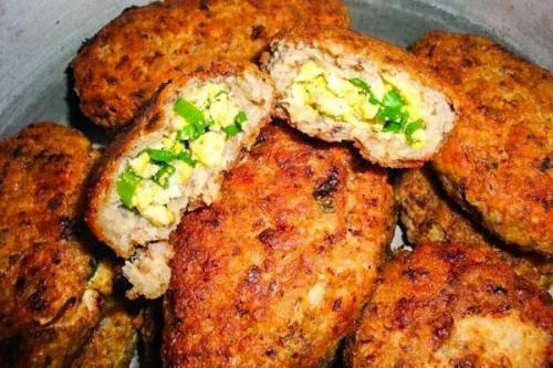 Гречневые зразы с куриным Филе, зеленым луком и яйцом.
