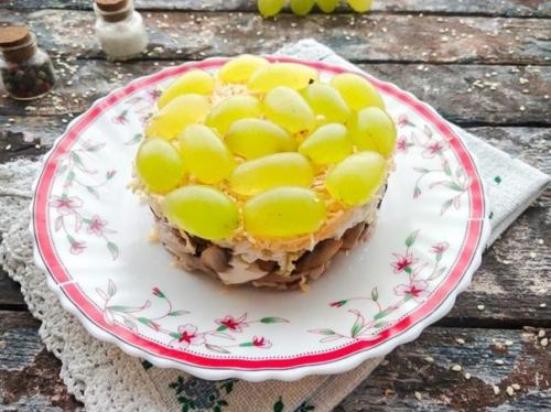 Салат с грибами, курицей и виноградом.