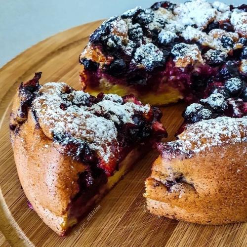 Нежный пирог с восхитительной, нежной и очень вкусной начинкой - смородина.  