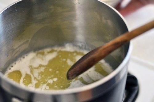 Соус Бешамель.   Во Франции бешамель - один из четырех основных соусов, которые называют материнскими; от них происходят все остальные соусы. 03