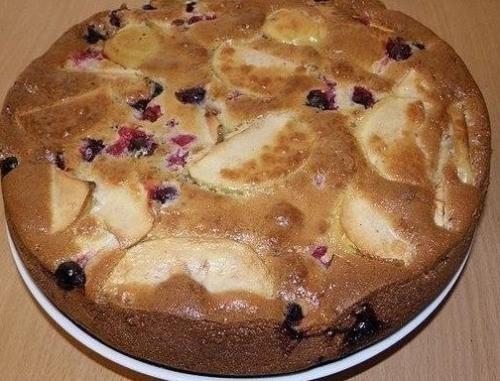 Пышная и румяная шарлотка с яблоками и ягодами. 03