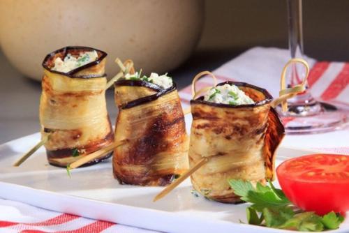 Внимание! Только в том случае, если нужно быстро и вкусно накормить гостей, тогда сделайте эти рулеты. Внимание! Только в том случае, если нужно быстро и вкусно накормить гостей, тогда сделайте эти рулеты.