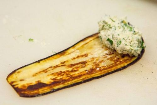 Внимание!  Только в том случае, если нужно быстро и вкусно накормить гостей, тогда сделайте эти рулеты. 06