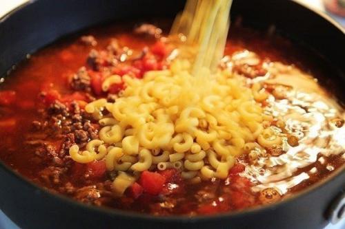 Макароны с фаршем, сыром и помидорами. 01