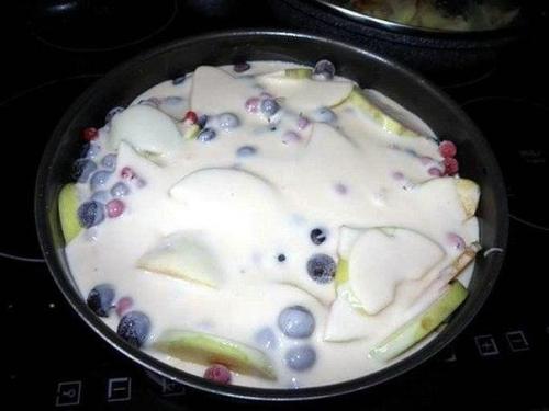 Пышная и румяная шарлотка с яблоками и ягодами. 02