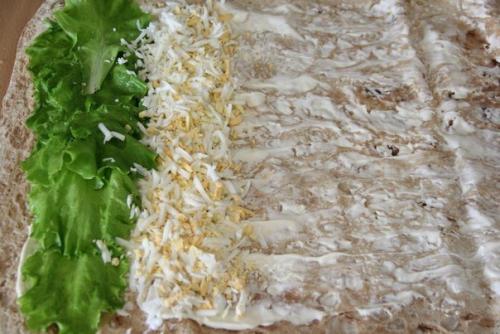 Рулет из лаваша с крабовыми палочками и огурцом. 02