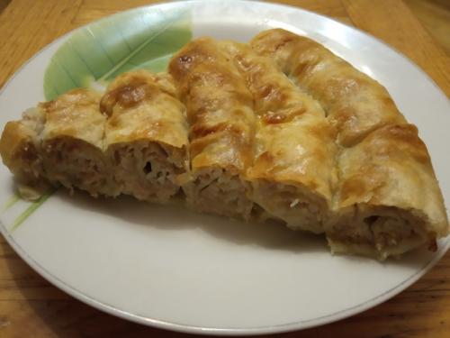 Слоеный пирог из лаваша с обжаренным фаршем и луком. Слоеный пирог из лаваша с обжаренным фаршем и луком.