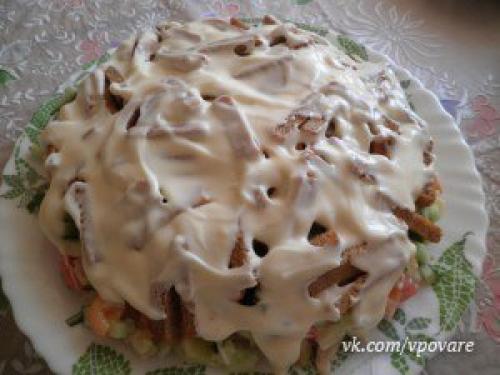 Салат с куриным Филе, сухариками и овощами. 05