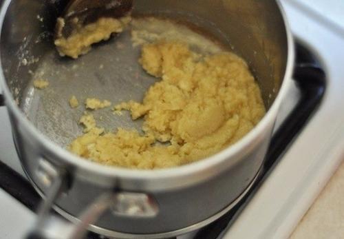 Соус Бешамель.   Во Франции бешамель - один из четырех основных соусов, которые называют материнскими; от них происходят все остальные соусы. 05