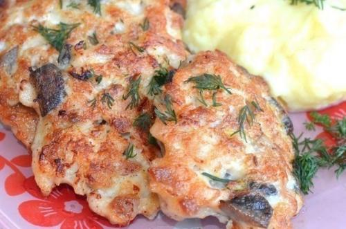 Куриные котлеты с лесными грибами.