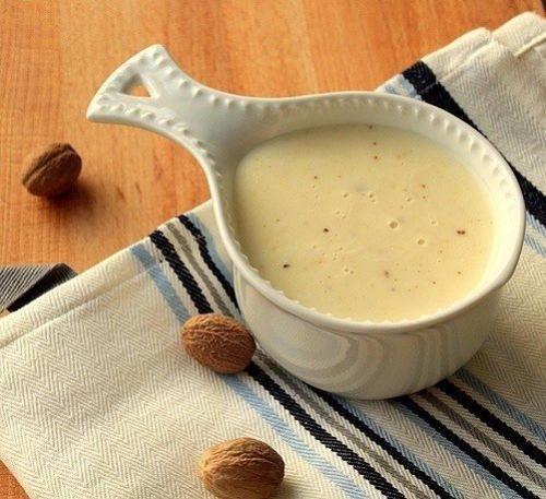 Соус Бешамель.   Во Франции бешамель - один из четырех основных соусов, которые называют материнскими; от них происходят все остальные соусы.