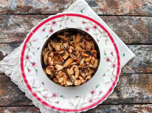 Салат с грибами, курицей и виноградом. 01