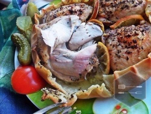 Куpица, запечённая в съедобной тарелке.