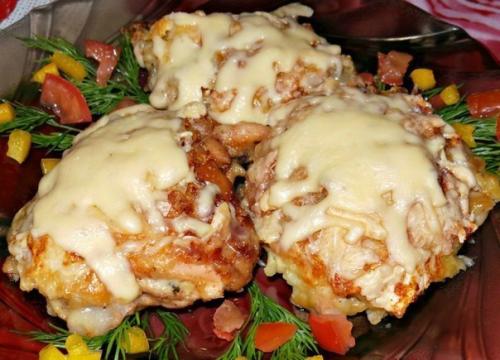 Восхитительная курица с грибами, запечённая под картофельной шубой.