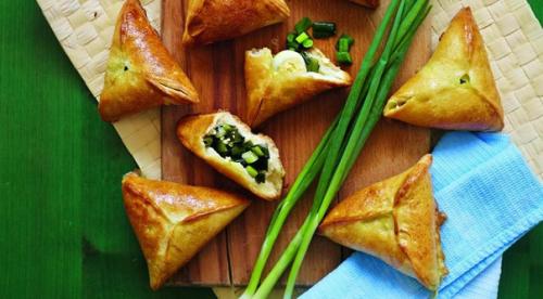 Пирожки с луком и яйцом.