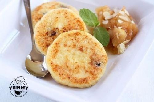 Сырники с манкой и изюмом.