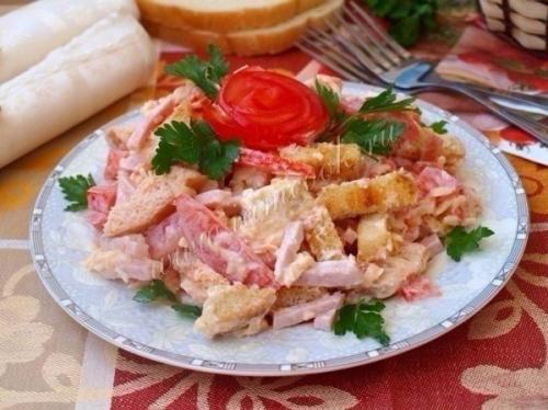 Салат с ветчиной и помидорами?