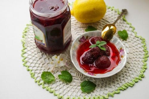 Клубничное варенье с мятой.