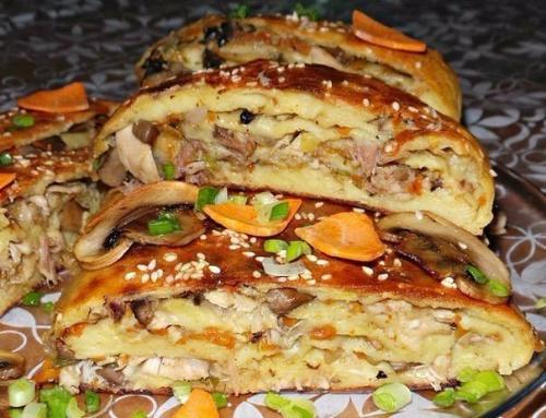 Картофельный рулет с курицей и грибами.