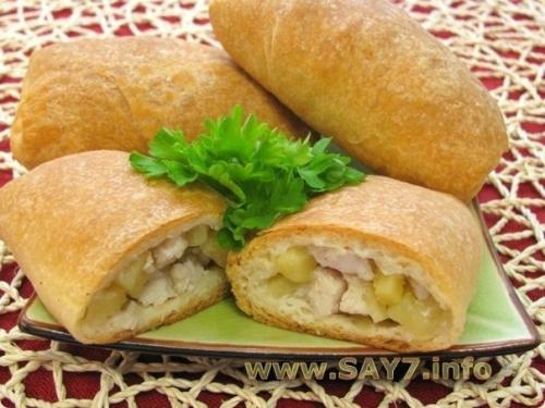 Слоеные пирожки с курицей и картофелем.