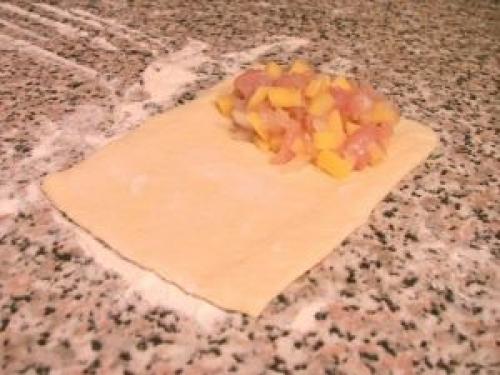 Слоеные пирожки с курицей и картофелем. 07