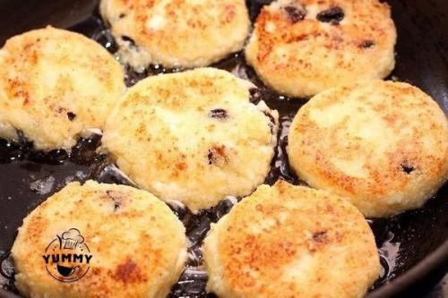 Сырники с манкой и изюмом. 05