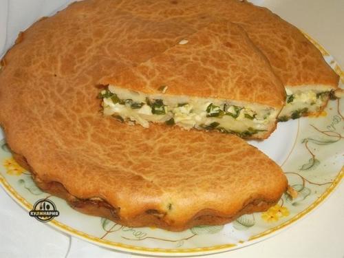 Заливной пирог с зеленым луком и яйцом.