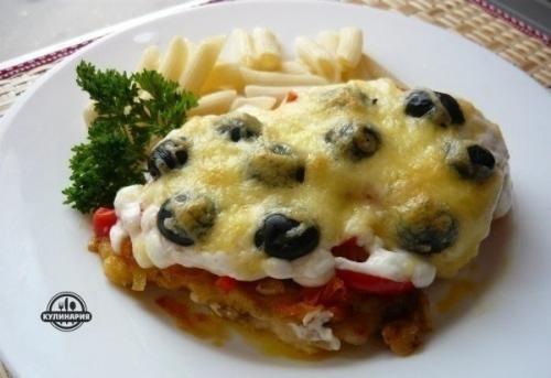 Нежная отбивная из куриной грудки под овощами с сыром и оливками.