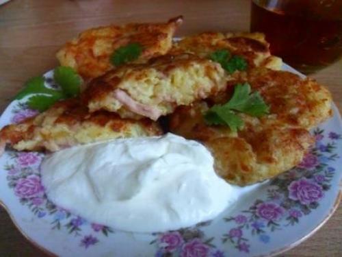 Картофельные котлетки с колбасой и сыром.


